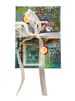 Art By Marlene - Designpapier "Postage Madness" Paper Pack 8,27x11,57 Inch - 20 Bogen