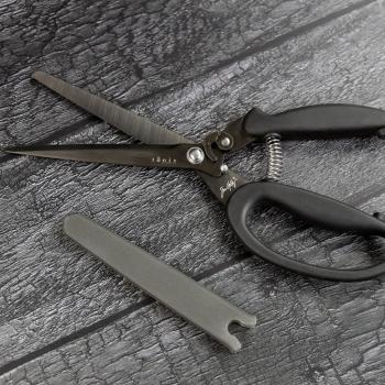 Tonic Studios - Federschere - Tim Holtz "Recoil Sciccors"