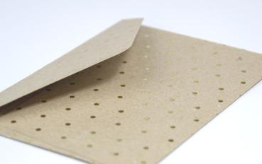 Briefumschlag DIN C6 110g/m² oF Nassklebung in kraft grau + goldene punkte