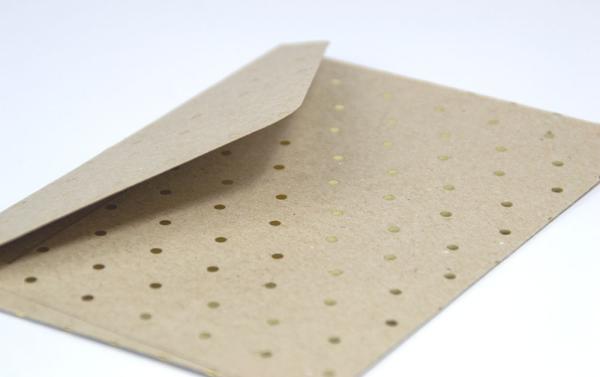 Briefumschlag DIN C6 110g/m² oF Nassklebung in kraft grau + goldene punkte